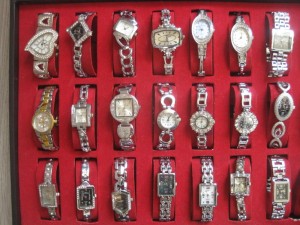 30 stuks metalen dameshorloges in display