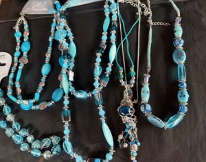 Partij van 5 verschillende kettingen in de kleur Auqa